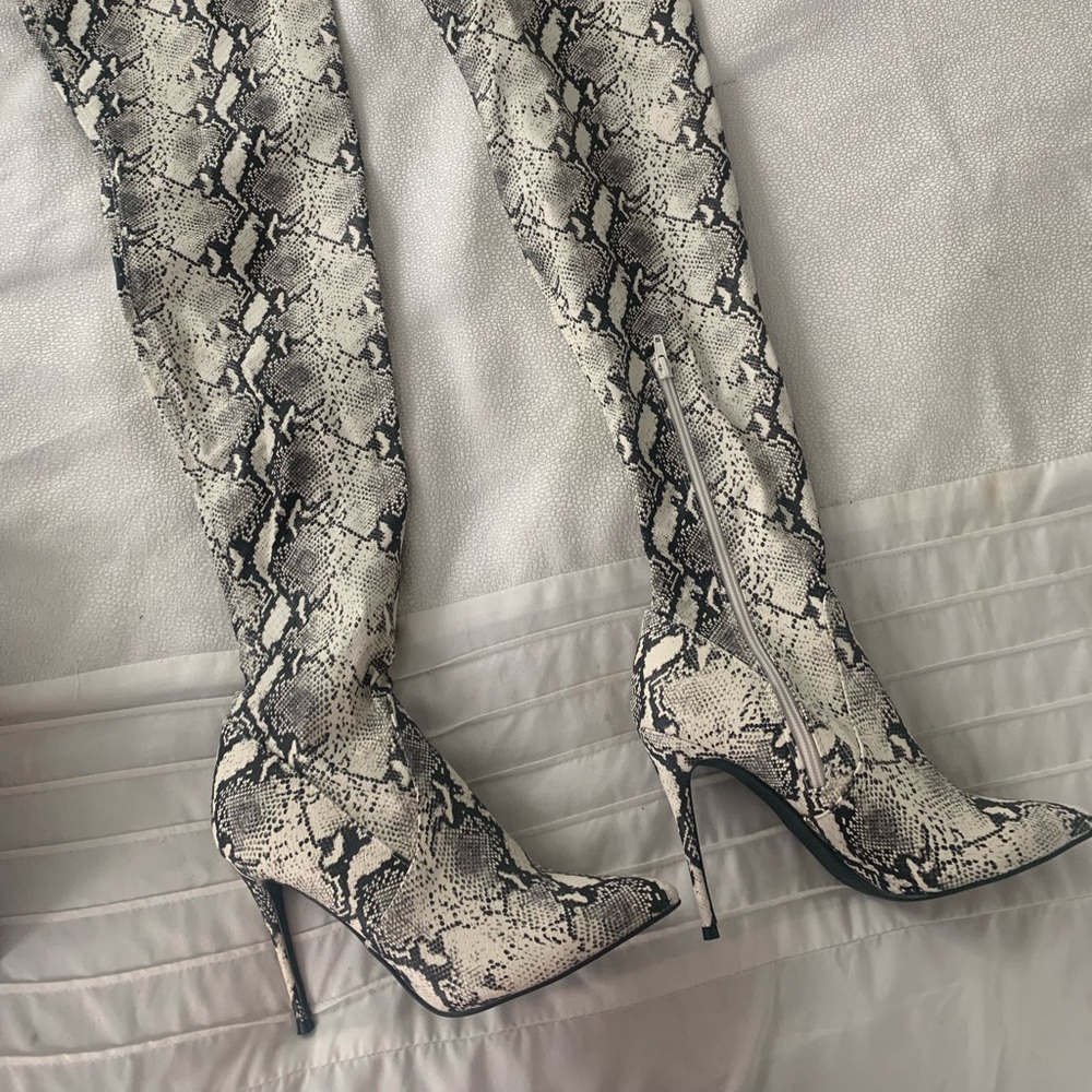 Steve Madden Dominique boots natural snake size 8.5 new